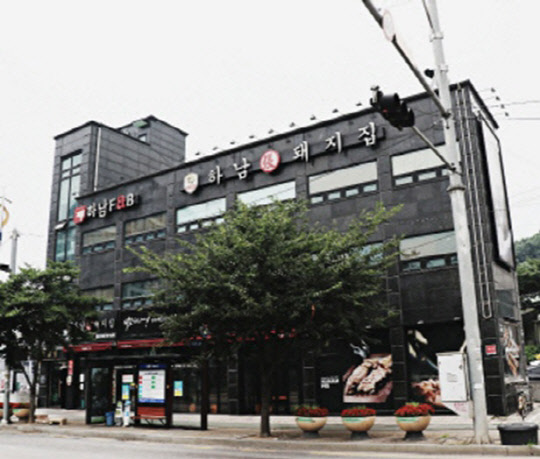 하남돼지집을 운영하는 하남에프앤비가 공정위로부터 시정명령과 과징금을 부과받았다. 사진은 하남돼지집 매장 전경. <하남에프앤비 제공>